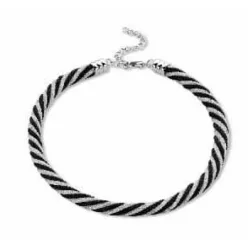 Victoria Feket, fehér nyaklánc